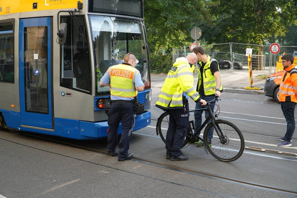 Die Radfahrerin überfuhr nach ersten Erkenntnissen die Mittellinie, um in die Richard-Wagner-Straße abzubiegen.