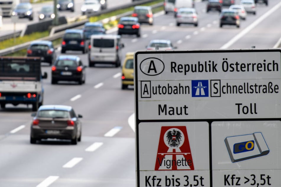 Ein Verkehrsschild weist auf der Autobahn 8 in Richtung Österreich auf die in Österreich geltende Maut auf Schnellstraßen und Autobahnen hin.
