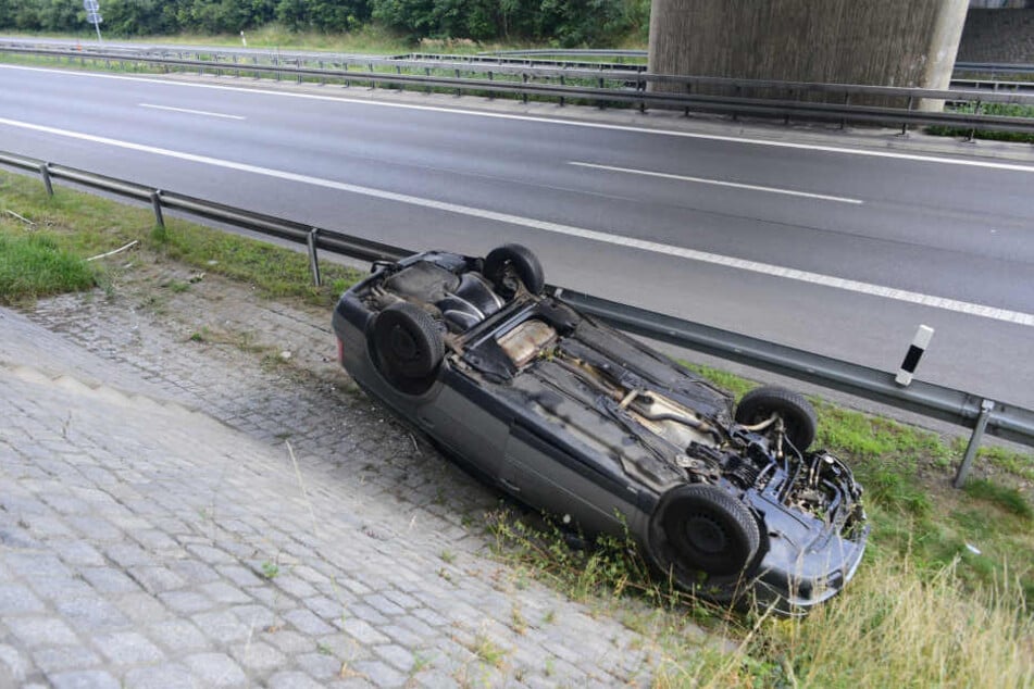 Der VW Passat überflog die Leitplanke und blieb auf dem Dach liegen.