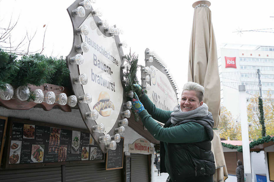 Ella Pieczynska (40) schmückt ihre Bratwurstbude auf der Prager Straße. Eröffnung ist am Donnerstag.