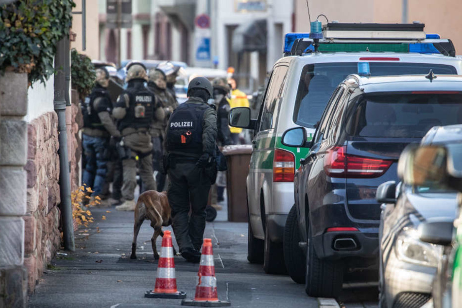 Der Täter befindet sich aktuell noch in dem Gebäude.