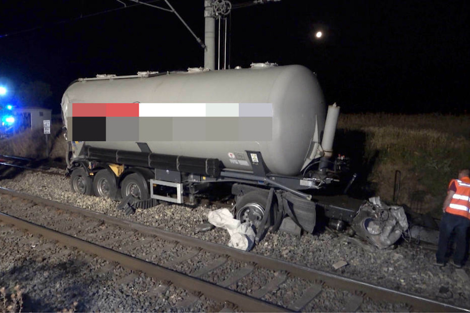 Der Hänger des Lastwagens steht auf den Gleisen. Das Führerhaus wurde etwa 500 Meter weit mitgeschleift.