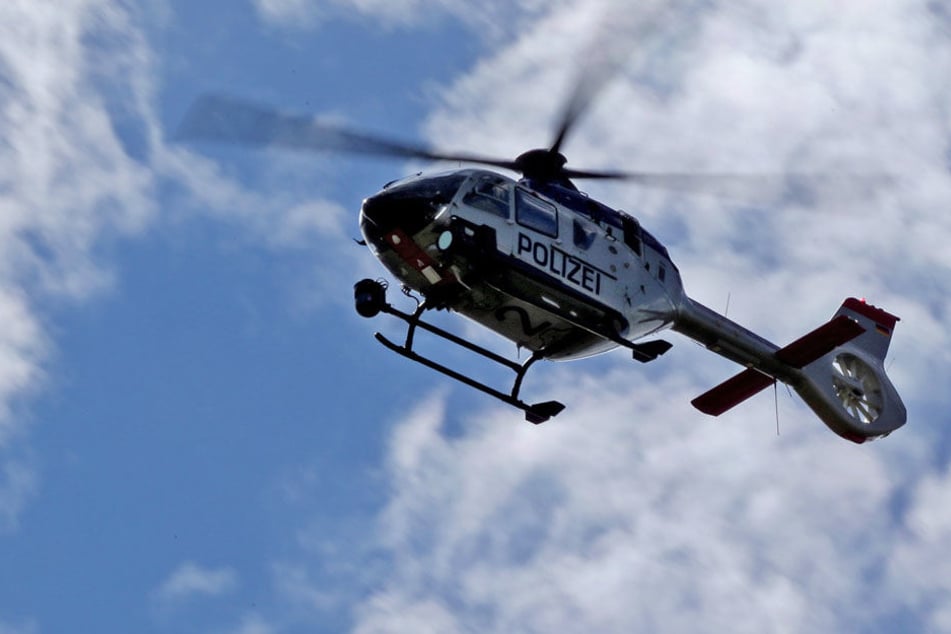Auch ein Hubschrauber kam bei der Suchaktion zum Einsatz. (Symbolbild)