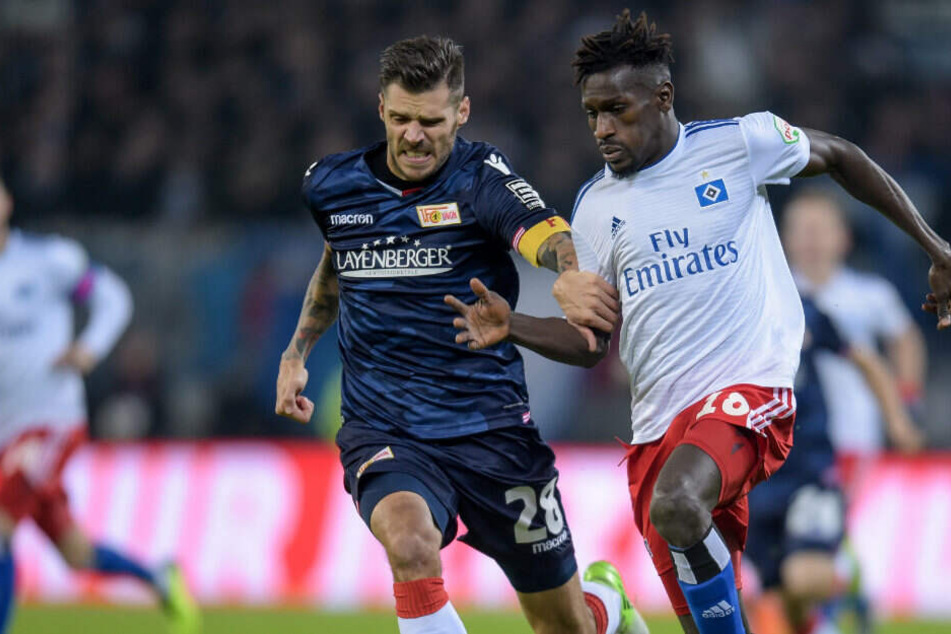 Christopher Trommel und Hamburgs Bakery Jatta kämpfen um den Ball. Das Hinspiel endete 2:2.