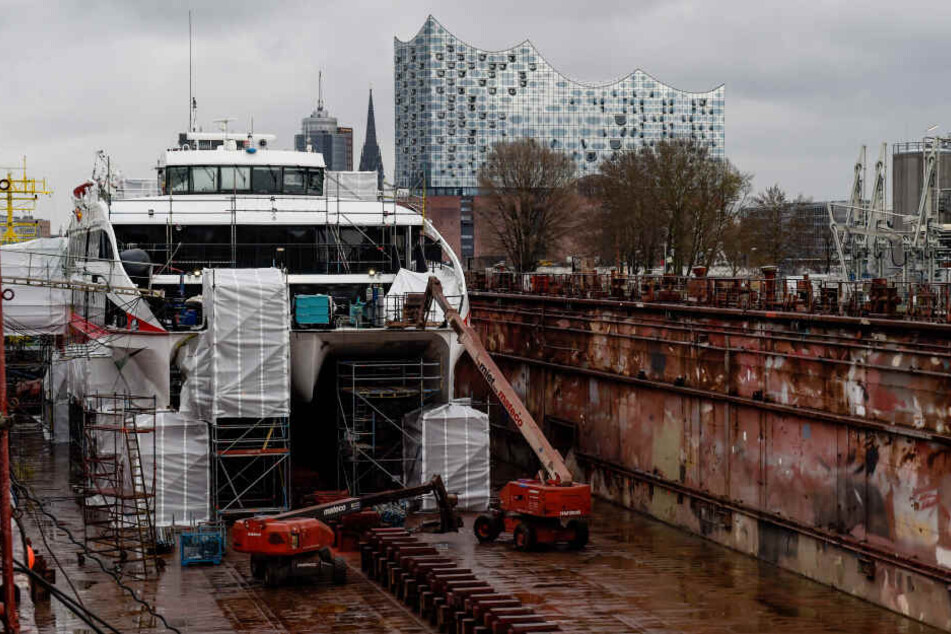 Der Katamaran "Halunder Jet" liegt im Dock der Hamburger Norderwerft.