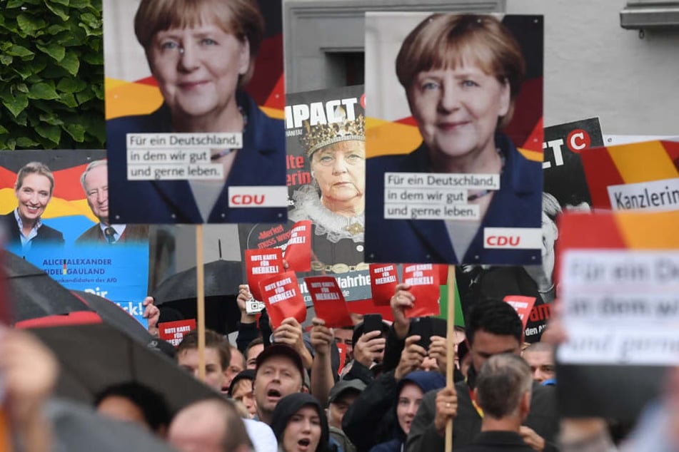 Einige Demonstranten forderten die "rote Karte" für Merkel.