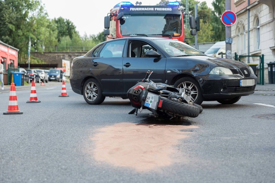 Schwerer Kreuzung-Crash in Freiberg: Biker verletzt
