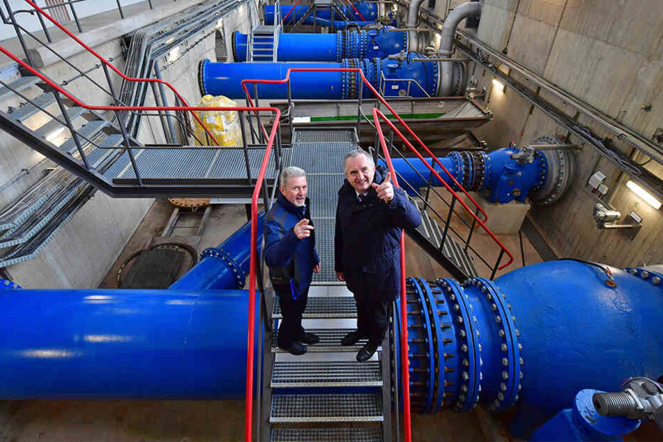 Im Schieberhaus der Staumauer: Minister Thomas Schmidt (r.) und Staumeister Reiner Lautenschläger.