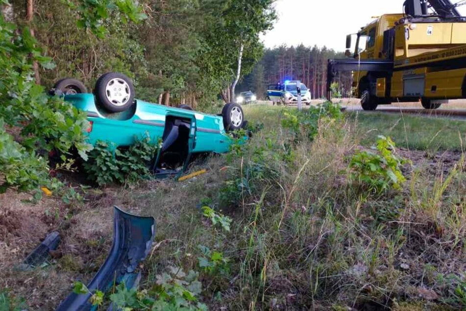 Ein Auto ist am Dienstagabend von der L94 in Brandenburg abgekommen und im Graben gelandet.
