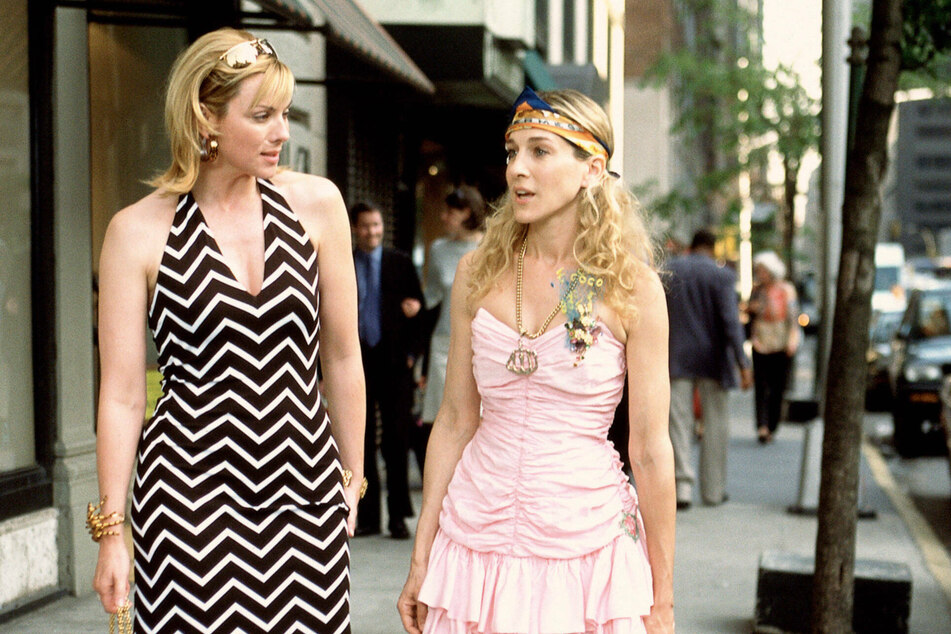 Sarah Jessica Parker (r) and Kim Cattrall (l) star as Carrie Bradshaw and Samantha Jones respectively in the HBO series, Sex and the City.