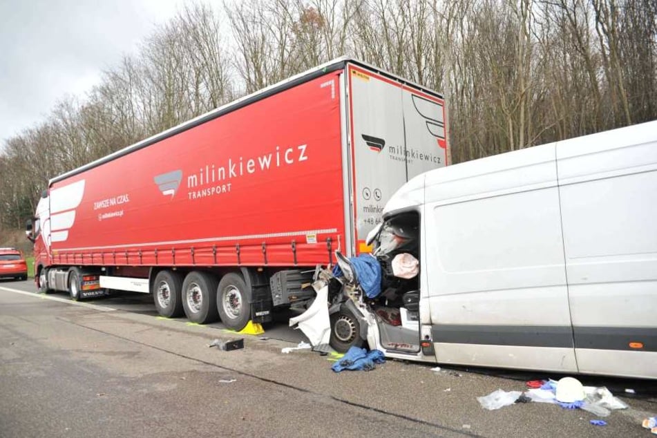 Der Fahrer des Transporters wurde lebensgefährlich verletzt.