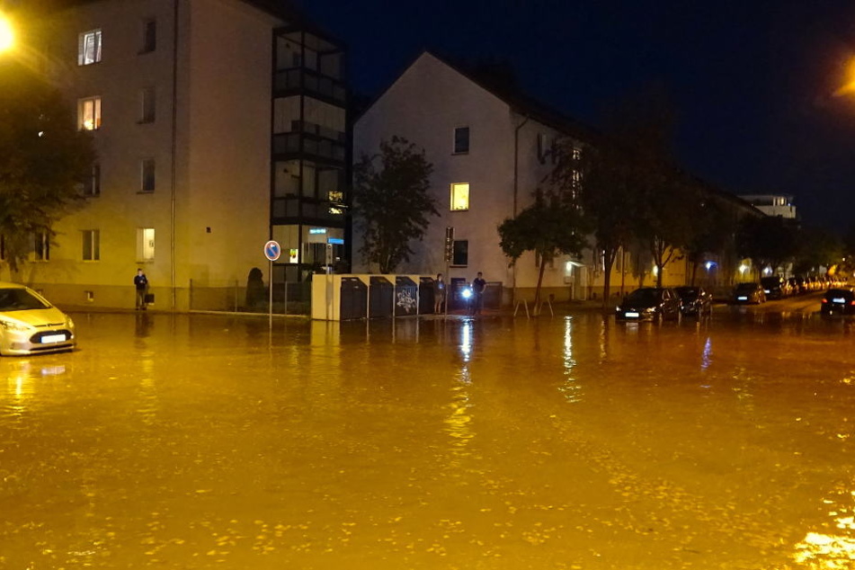 Bei einem Wasserrohrbruch in Magdeburg waren mehrere Straßen überflutet worden.