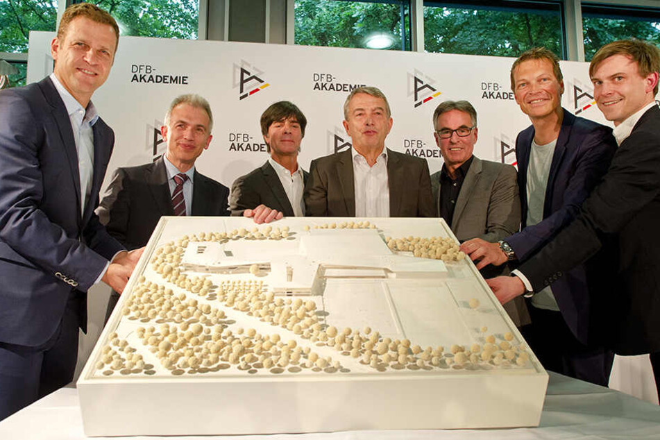 Oliver Bierhoff (links) präsentiert das Modell der geplanten DFB-Akademie (Archivbild).
