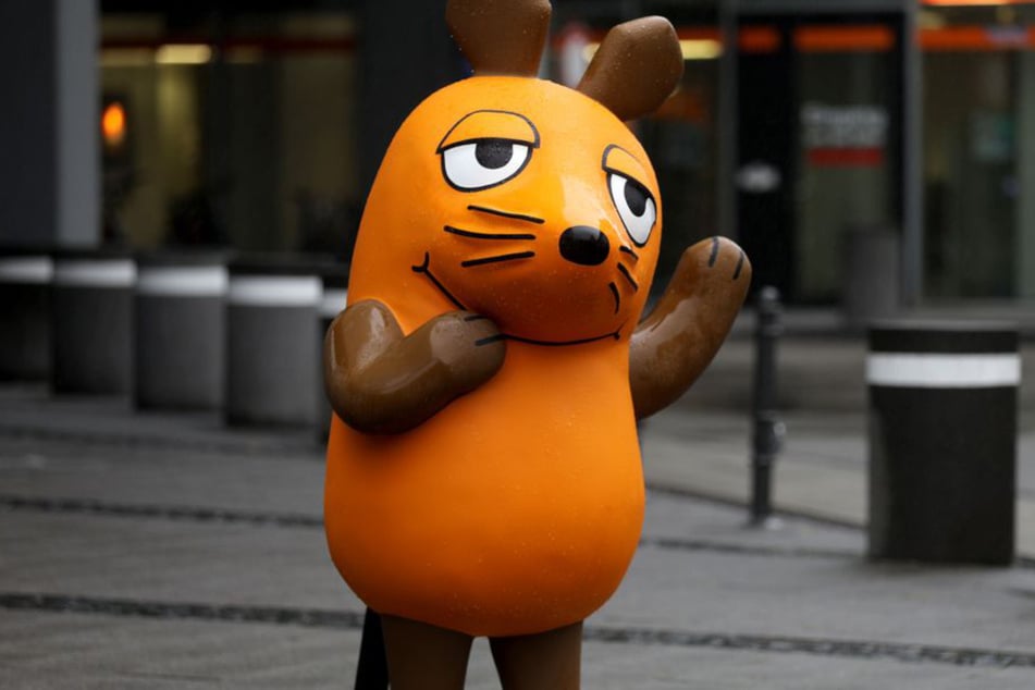 Schon am Montag soll die Maus-Figur wieder auf ihrem rechtmäßigen Platz zwischen Vierscheibenhaus und 1LIVE-Haus in der Kölner Innenstadt stehen. (Archivbild)