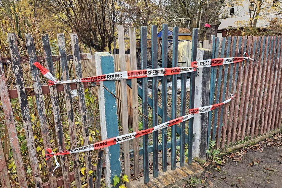 Die Polizei sperrte den Brandort ab.