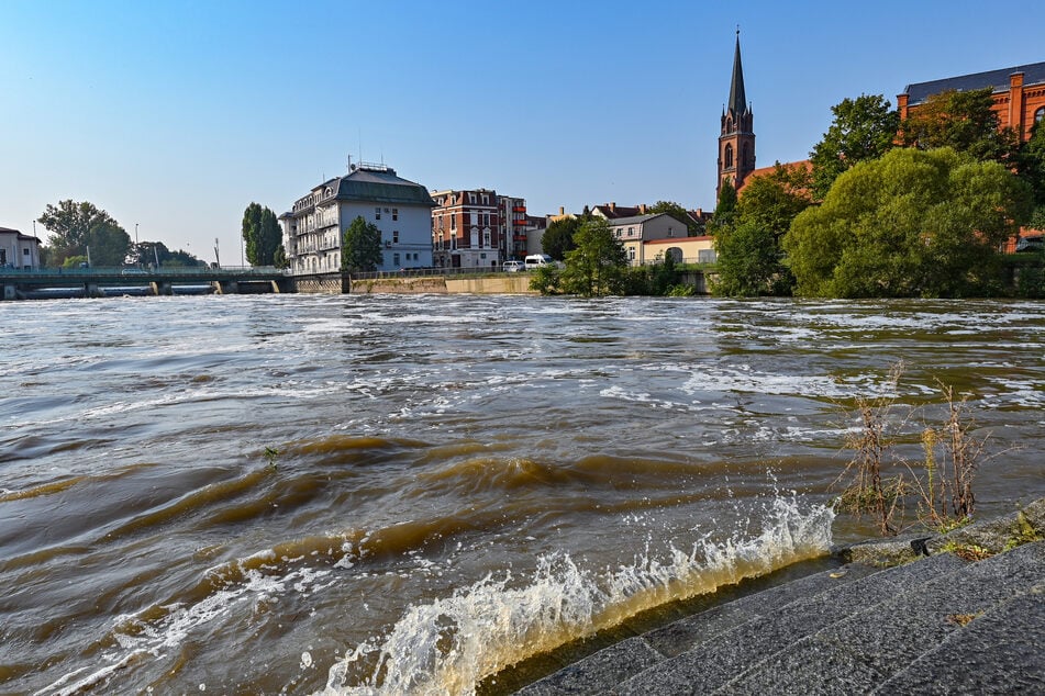 In Guben (Landkreis Spree-Neiße) strömt das Wasser des deutsch-polnischen Grenzflusses Neiße am Stadtzentrum vorbei.