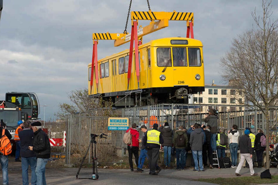 Mit einem Kran wird eine U-Bahn vom Typ DL in den Tunnel der Linie U55 gehoben.