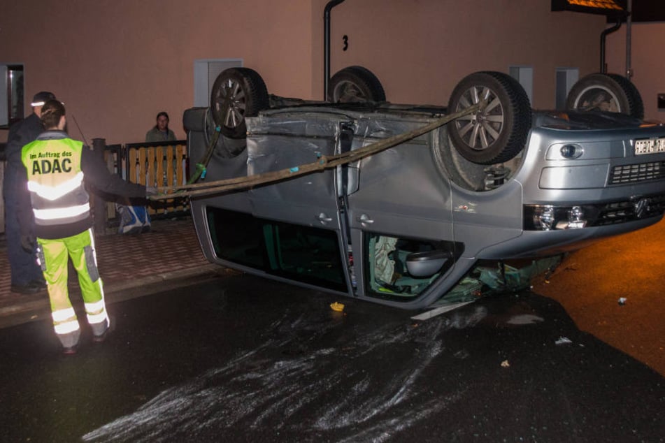 Der VW-Bus ist in der August-Bebel-Straße auf dem Dach liegen geblieben.