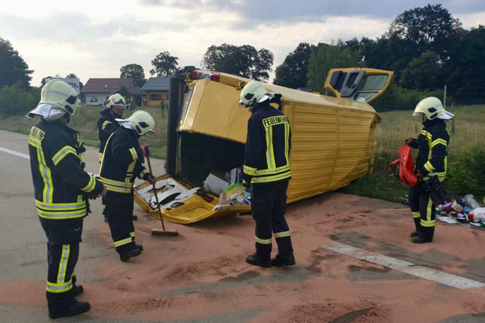 Feuerwehrleute bei den Räumungsarbeiten.