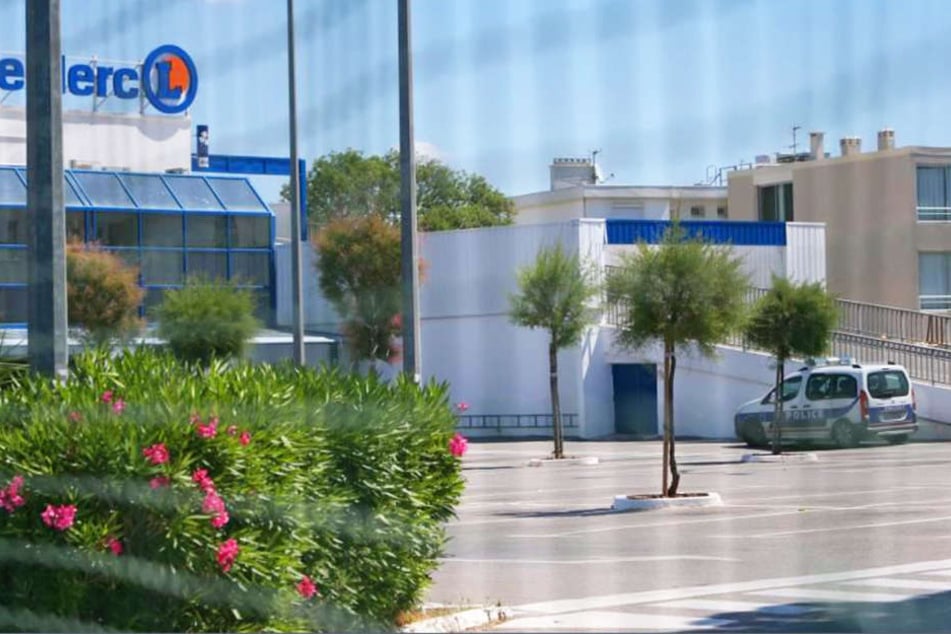 Ein Frau, bewaffnet mit einem Teppichmesser, hat am Sonntag in einem Supermarkt in Südfrankreich zwei Menschen verletzt.
