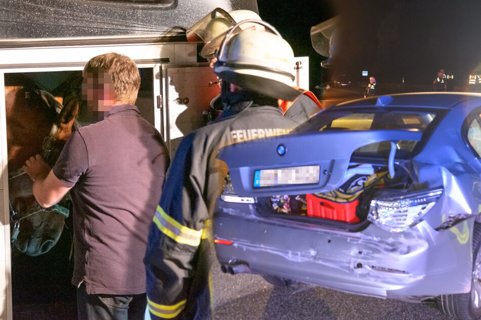 Pferdeanhänger löst sich auf Autobahn: Zwei Menschen verletzt