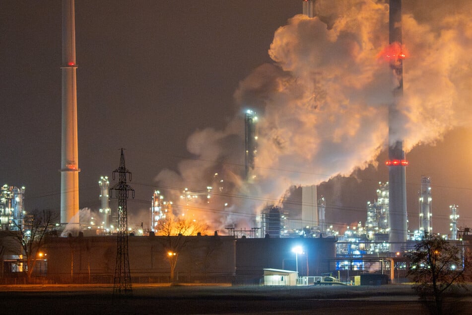 In der Raffinerie von Bayernoil in Neustadt an der Donau (Landkreis Kelheim) ist in der Nacht ein Feuer ausgebrochen.