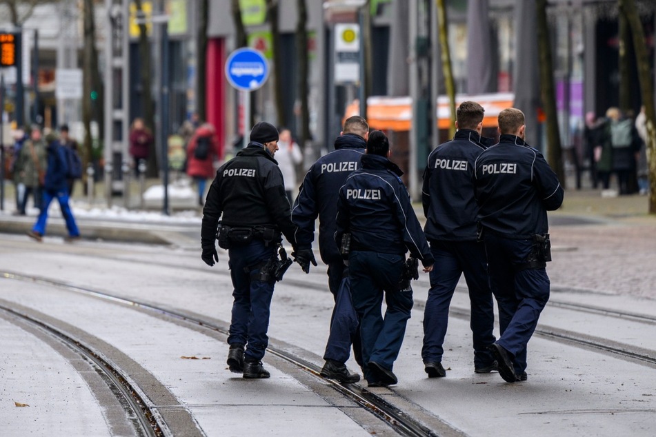 Die Chemnitzer City-Streife hat in der Straße der Nationen wieder einen Drogendealer geschnappt.