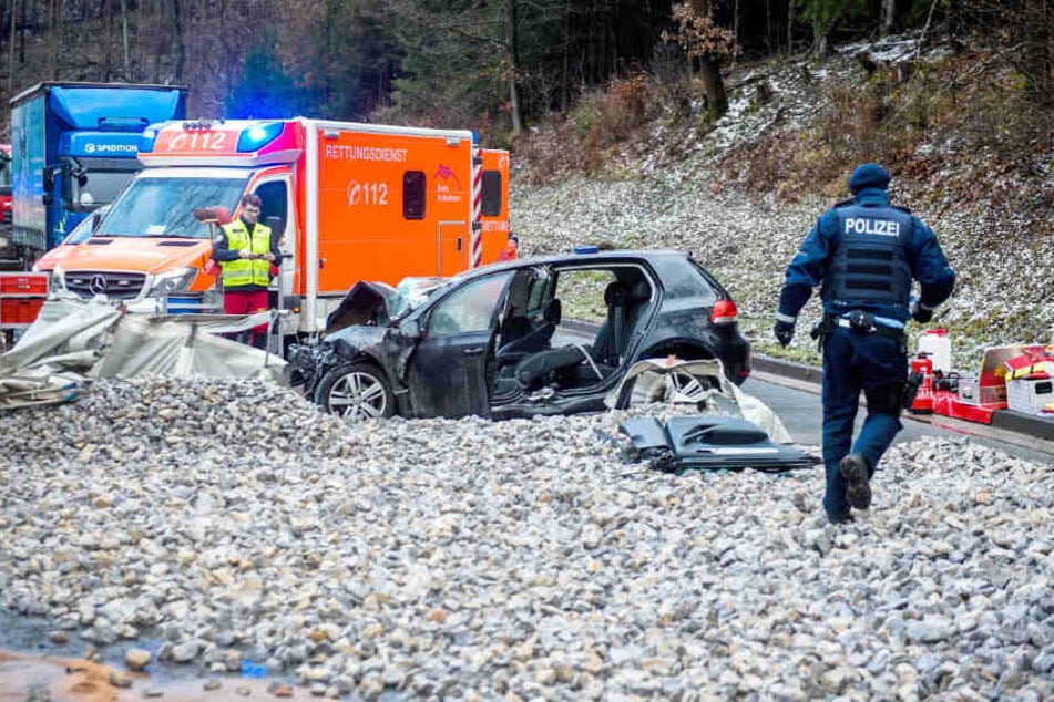 Ein Auto steht steht nach einem Unfall mit einem Kieslaster auf einer Landstraße in Rüthen im Kreis Soest.