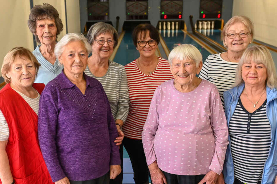 "Haben immer viel Spaß": Ingeborg mit ihrer Kegeltruppe beim SV Motor Mickten.
