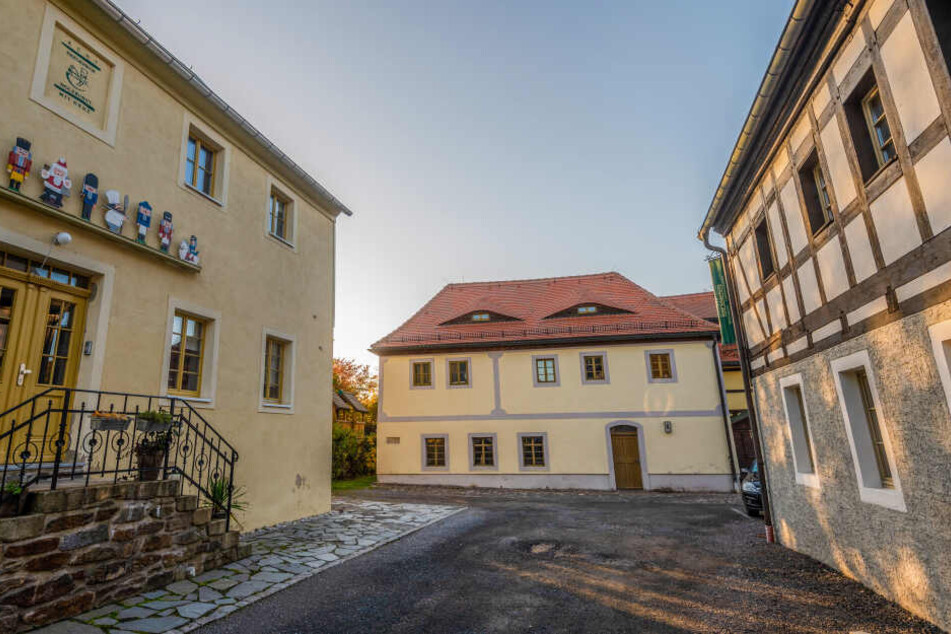 In die leer stehende Hüttenschule soll demnächst echte erzgebirgische Volkskunst einziehen.