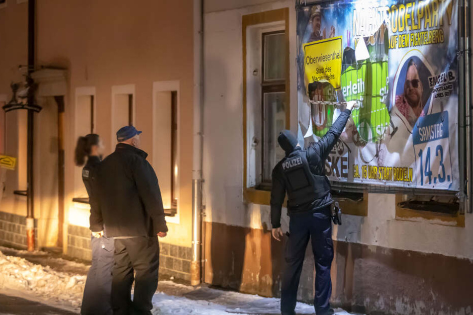 Die Polizei ermittelt wegen Sachbeschädigung und Diebstahls.