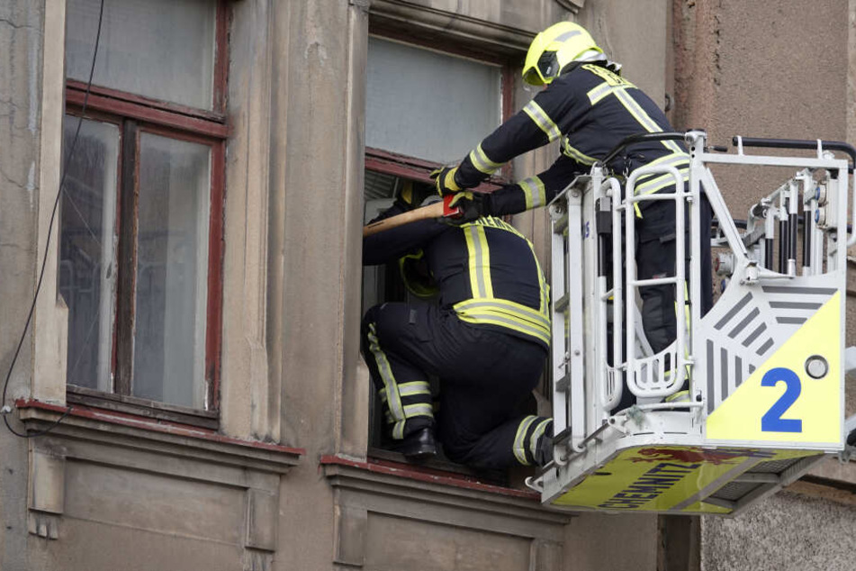 Die Feuerwehr entfernte kaputte Scheiben, um ein Herabstürzen zu vermeiden.