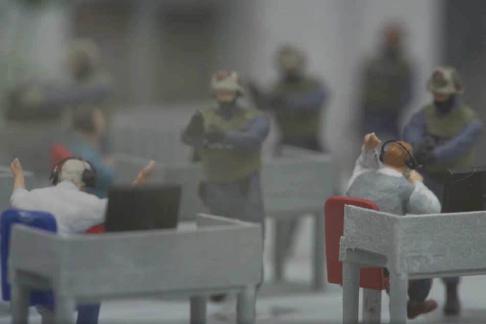 Eine Spezialeinheit der Polizei nimmt im Video die Kriminellen hoch.