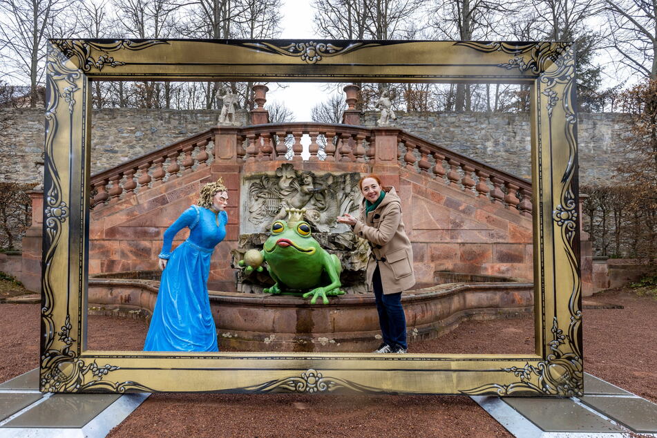 Im Park von Schloss Lichtenwalde geht es in einer neuen Ausstellung märchenhaft zu.
