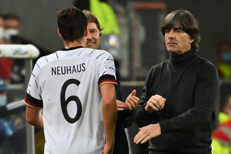 Florian Neuhaus (Trikotnummer 6) im Gespräch mit Bundestrainer Joachim Löw (rechts) und Co-Trainer Marcus Sorg.