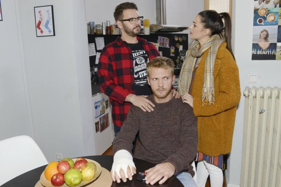Paul hat sich bei einem Arbeitsunfall die Hand schwer verletzt.
