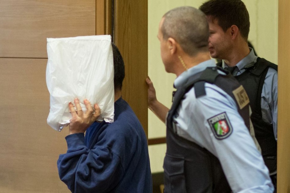Der Angeklagte betritt den Sitzungssaal im Landgericht - er muss für weitere 8 Jahre im Gefängnis bleiben.