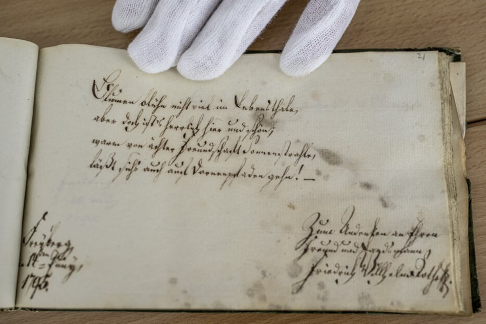 Geschrieben wurden die Einträge in lateinischer Sprache oder altdeutscher Schrift.