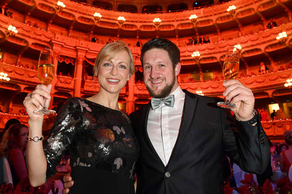 Ex-Gewichtheber Matthias Steiner (35, rechts) und seine Frau Inge erheben das Glas.