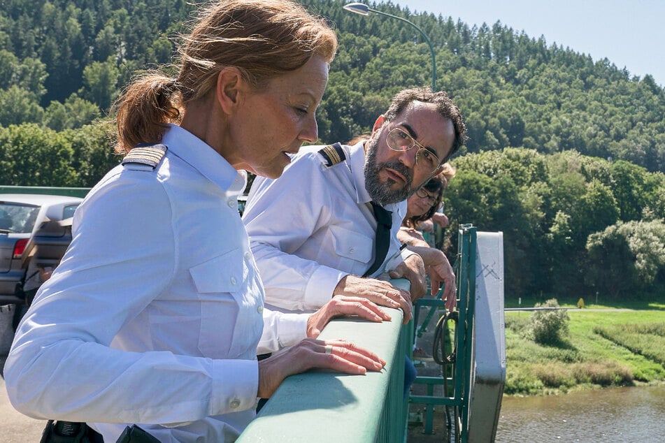 Maike Junghans (Wiese) und Kommissar Sami Fares (Adnan Maral, 56) schauen schockiert von der Brücke.