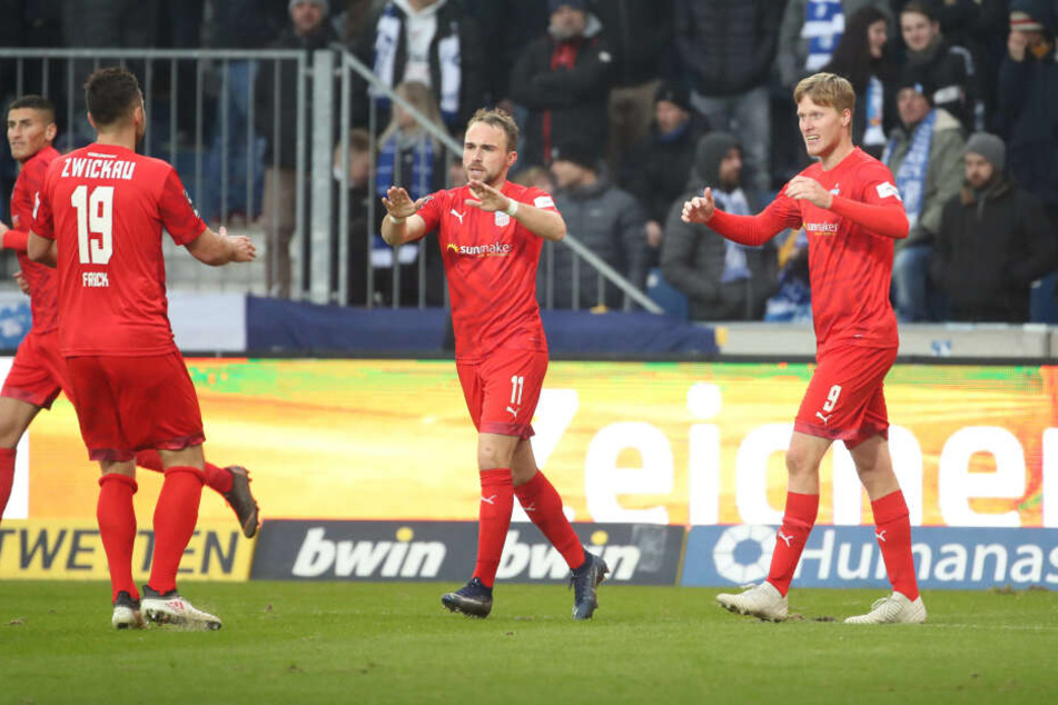FSV-Mittelfeldmann Fabio Viteritti (Mitte) nach seinem Ausgleichstreffer.