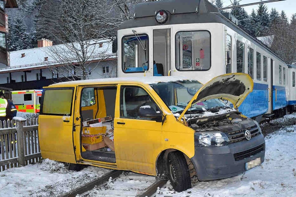 Rund 50 Meter wurde der Lieferwagen mitgeschleift.