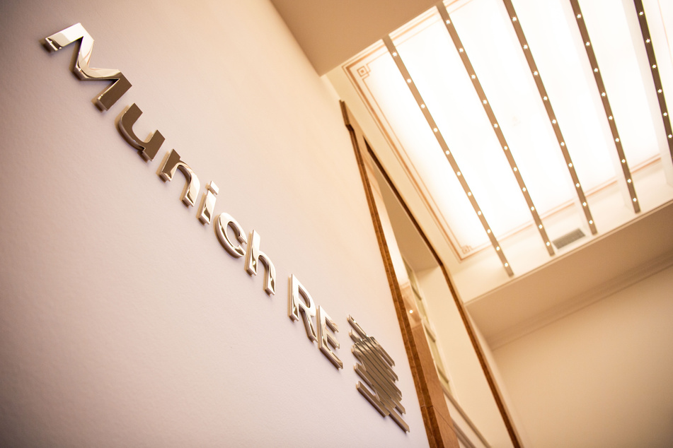 Die weltweite Corona-Pandemie hat dem weltgrößten Rückversicherer Munich Re im zweiten Quartal Schäden von 700 Millionen Euro eingebracht.