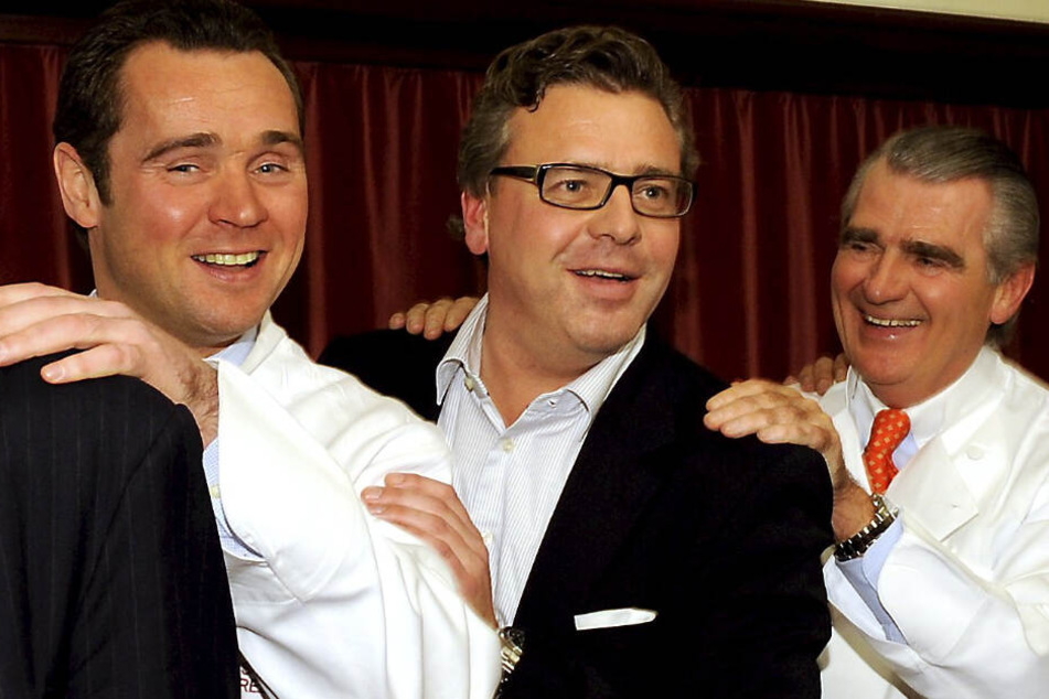 Gastronom Dirk Kowalke, Thomas Collien (St. Pauli-Theater) und Gastronom Rüdiger Kowalke posieren im Hansa-Varieté-Theater für die Fotografen.