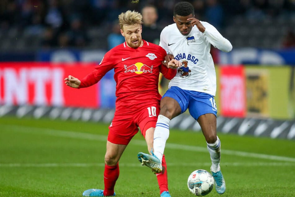 Emil Forsberg (l) und Javairo Dilrosun (r) kämpfen um den Ball.