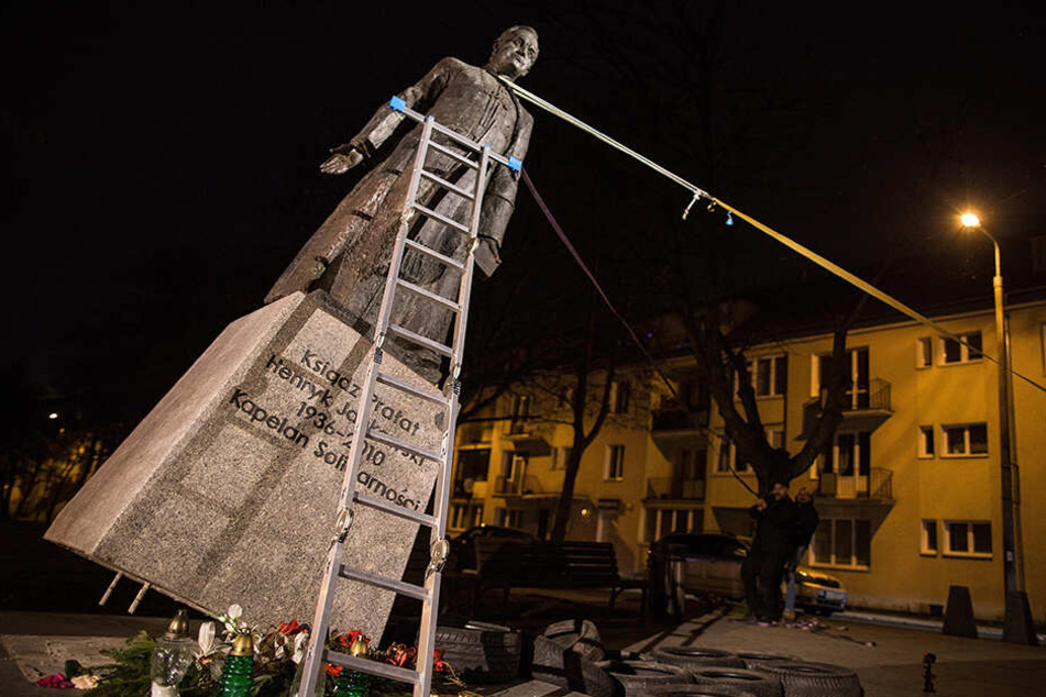In Danzig stürzten polnische Aktivisten im Februar die Statue des umstrittenen Priesters Henryk Jankowski um - zeitgleich zum Start des Anti-Missbrauchs-Gipfels im Vatikan.