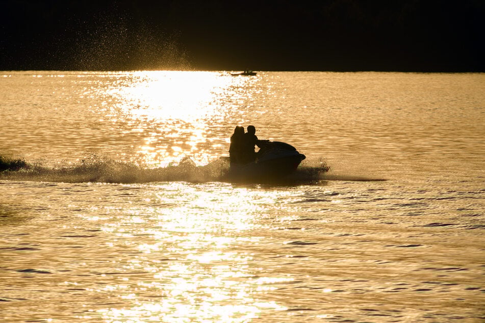 Die beiden Jungen waren gemeinsam auf einem Jetski unterwegs. Die Polizei vermutet, dass Liam (14) nur überlebt hat, weil sie eine Rettungsweste trugen. (Symbolfoto)