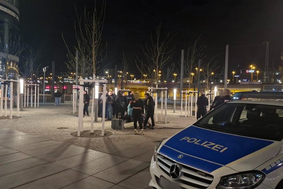 Beamte mussten Samstagabend in eine Handgreiflichkeit am Dresdner Hauptbahnhof eingreifen. (Symbolbild)