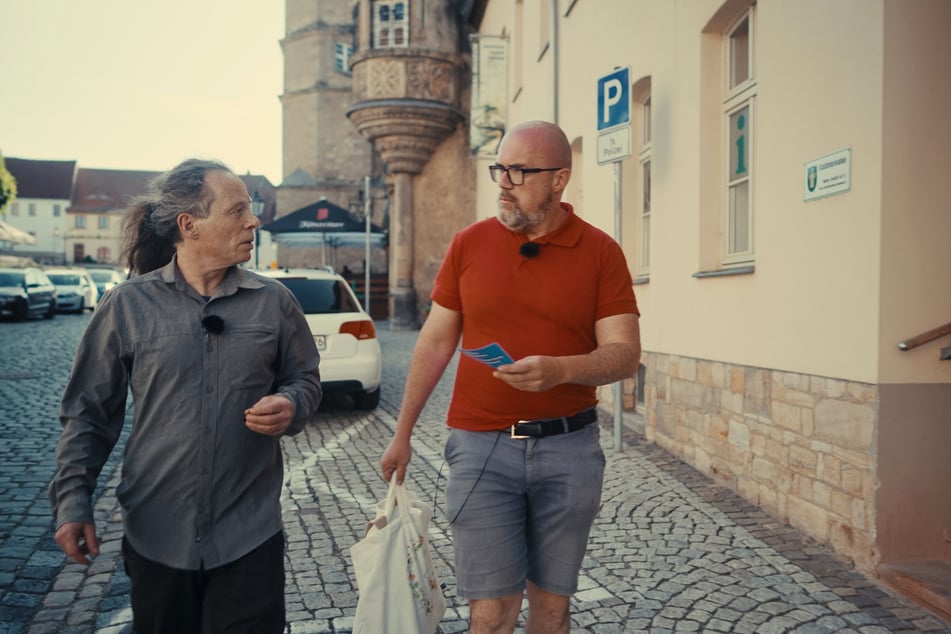 Reporter Thomas Datt (links) im Gespräch mit Hans-Thomas Tillschneider (48), kulturpolitischer Sprecher der AfD-Landtagsfraktion in Sachsen-Anhalt. Tillschneider wird bereits jetzt als Kulturminister in einer AfD-Landesregierung gehändelt.