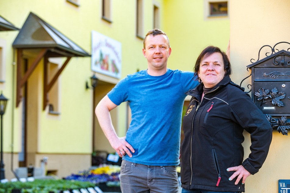 Martin Ibisch (37) und seine Mutter Birgit Herrmann (57) leiten den Hof.